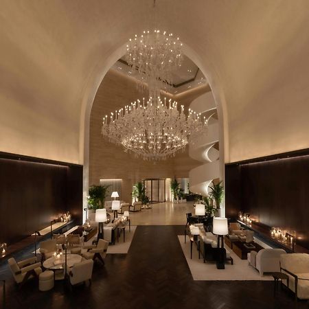 The Dubai Edition Kültér fotó The lobby of the Ritz-Carlton, Dubai
