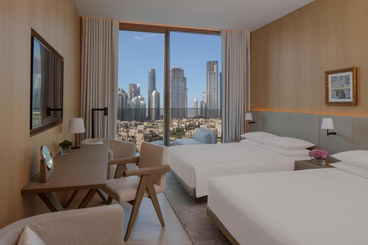 The Dubai Edition Kültér fotó A guest room at the hotel