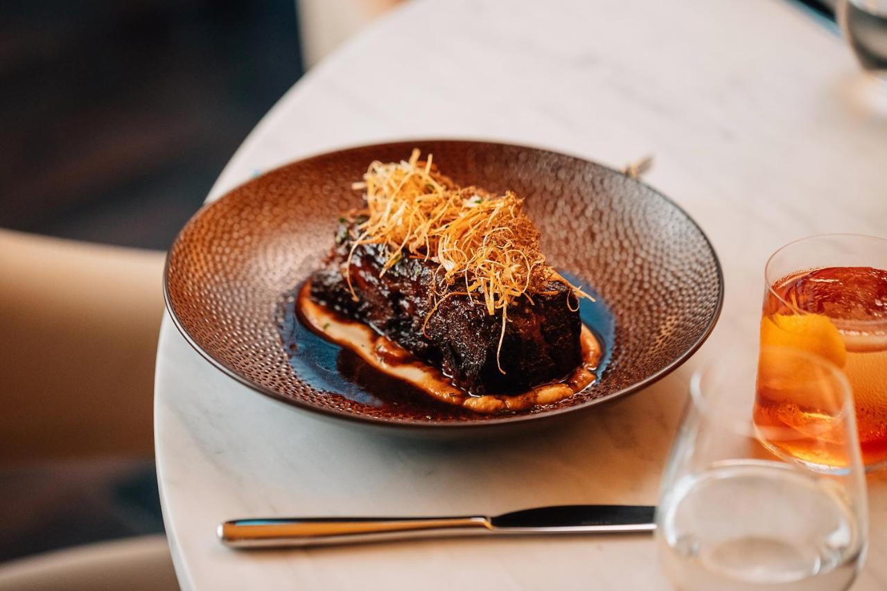 The Dubai Edition Kültér fotó A dish at the restaurant