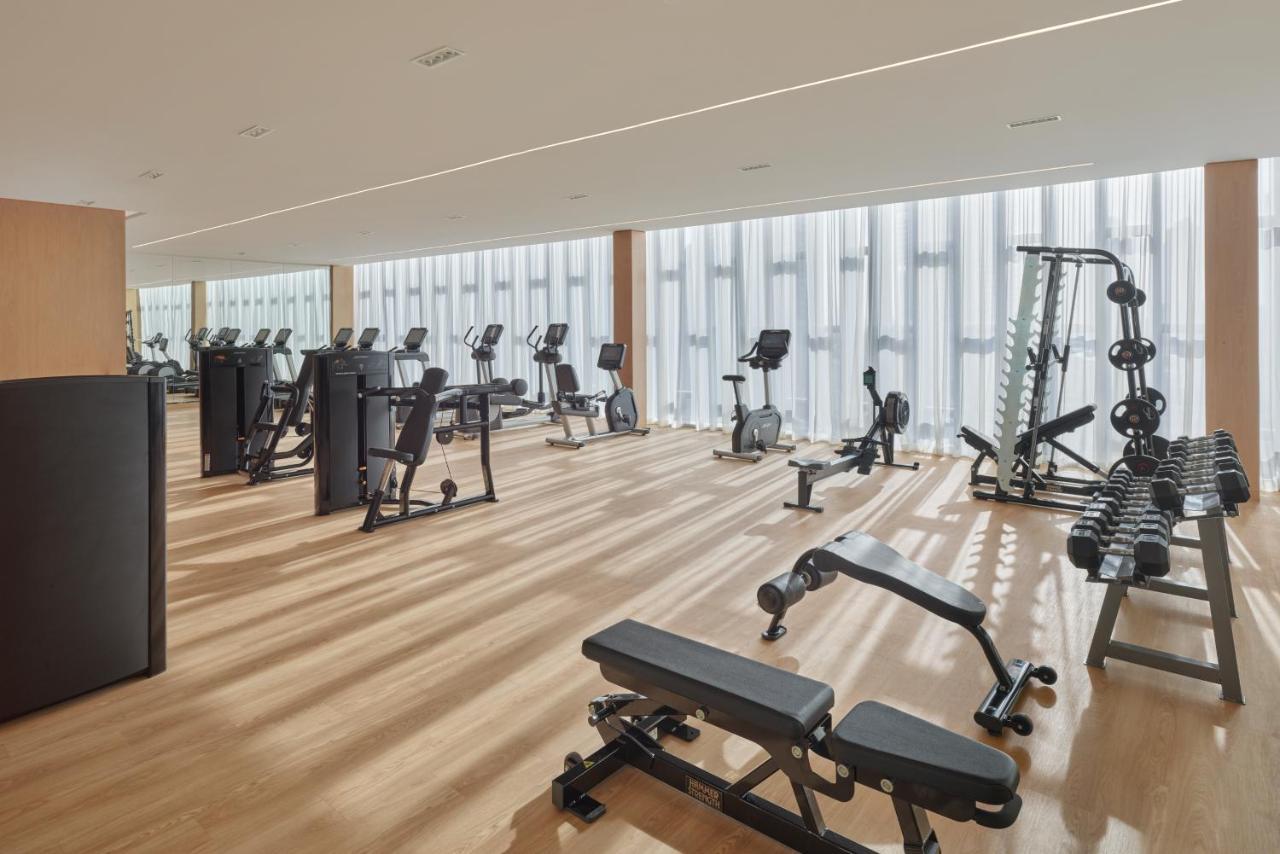 The Dubai Edition Kültér fotó The gym at The Hari