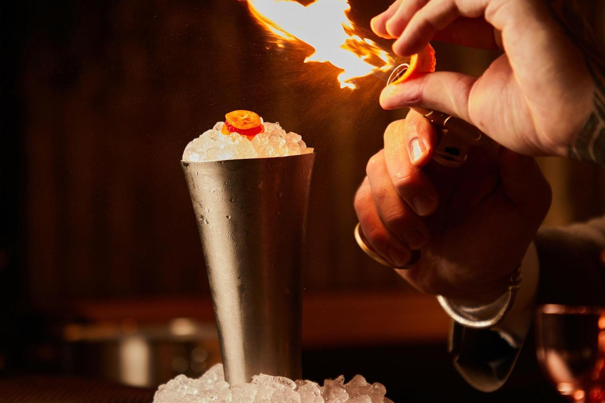 The Dubai Edition Kültér fotó Flaming the cocktail