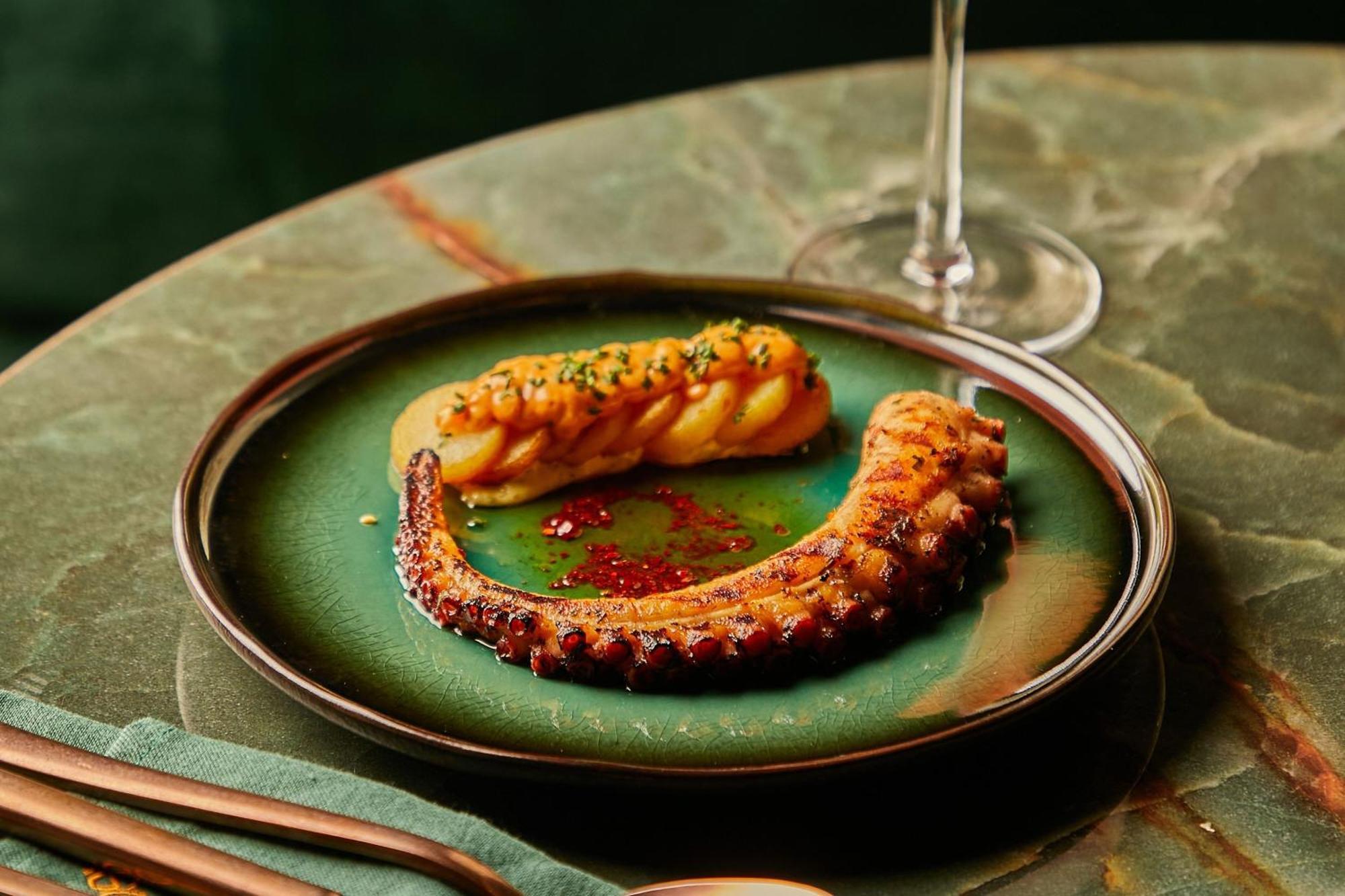The Dubai Edition Kültér fotó Octopus prepared in the Portuguese style