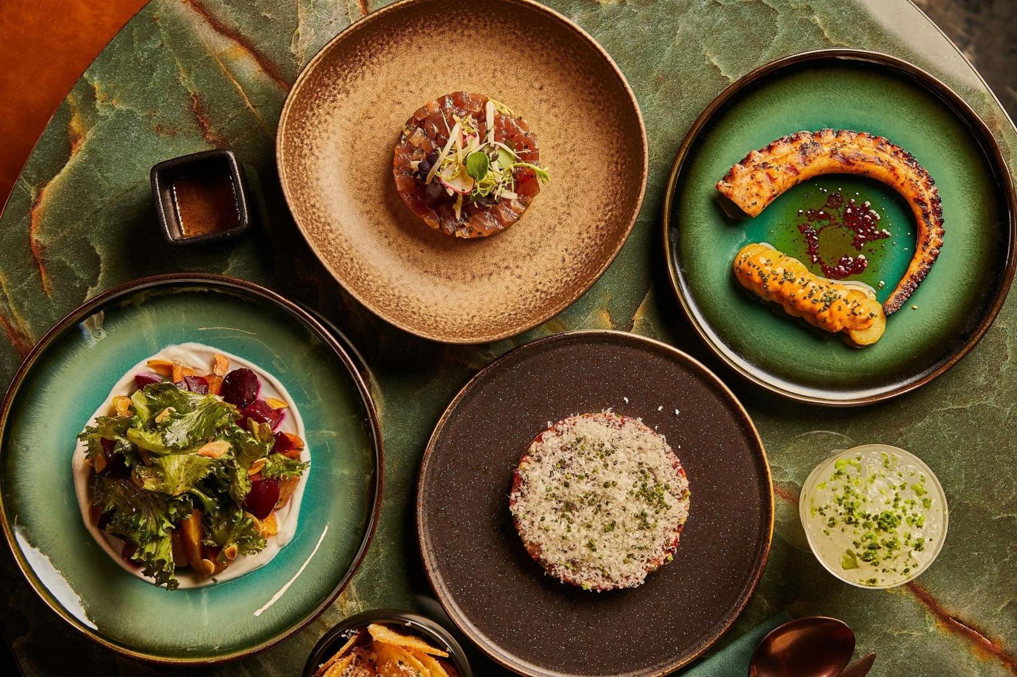 The Dubai Edition Kültér fotó Dishes at the restaurant