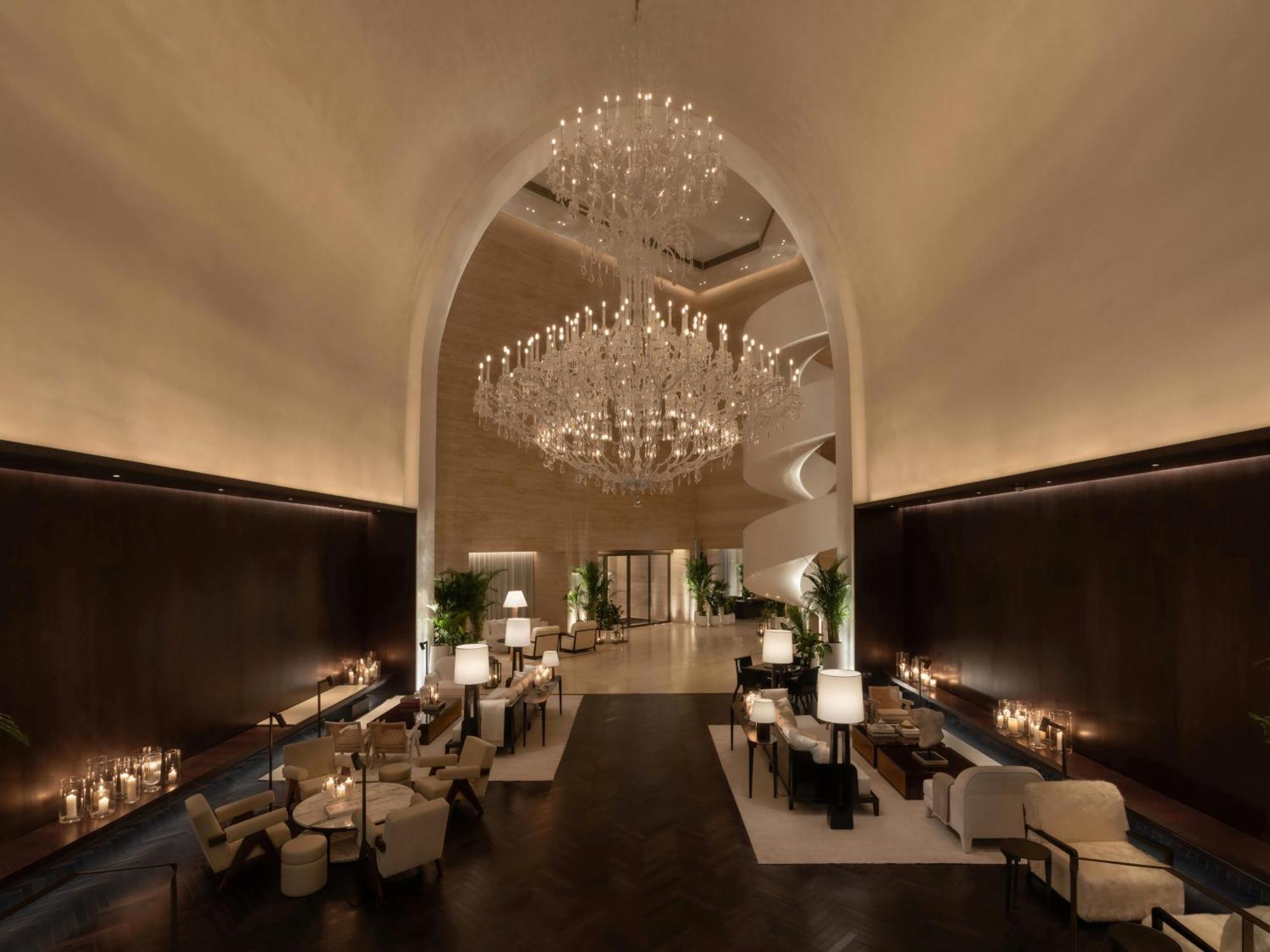 The Dubai Edition Kültér fotó The lobby of the Ritz-Carlton, Dubai