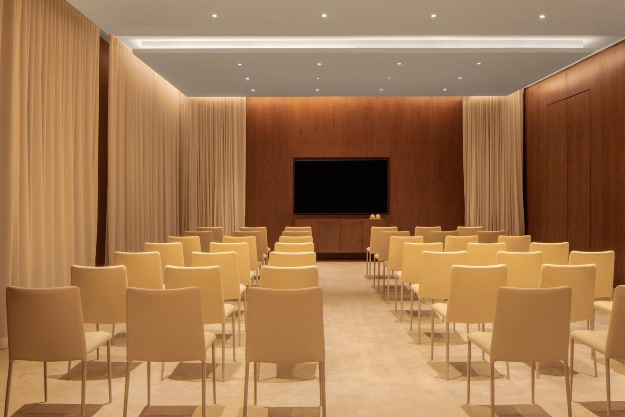 The Dubai Edition Kültér fotó The meeting room