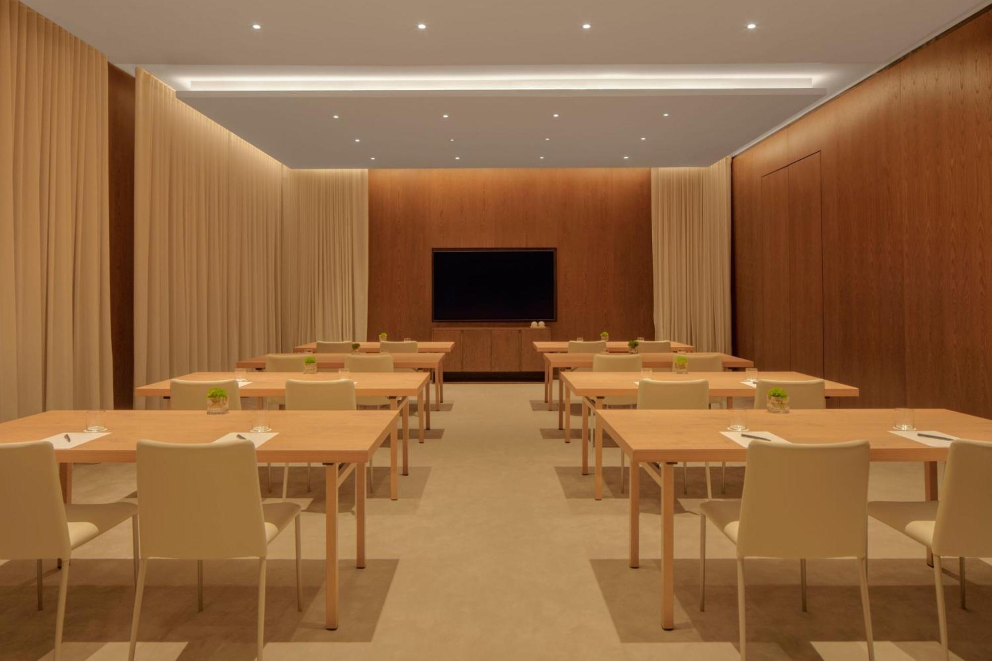 The Dubai Edition Kültér fotó A meeting room