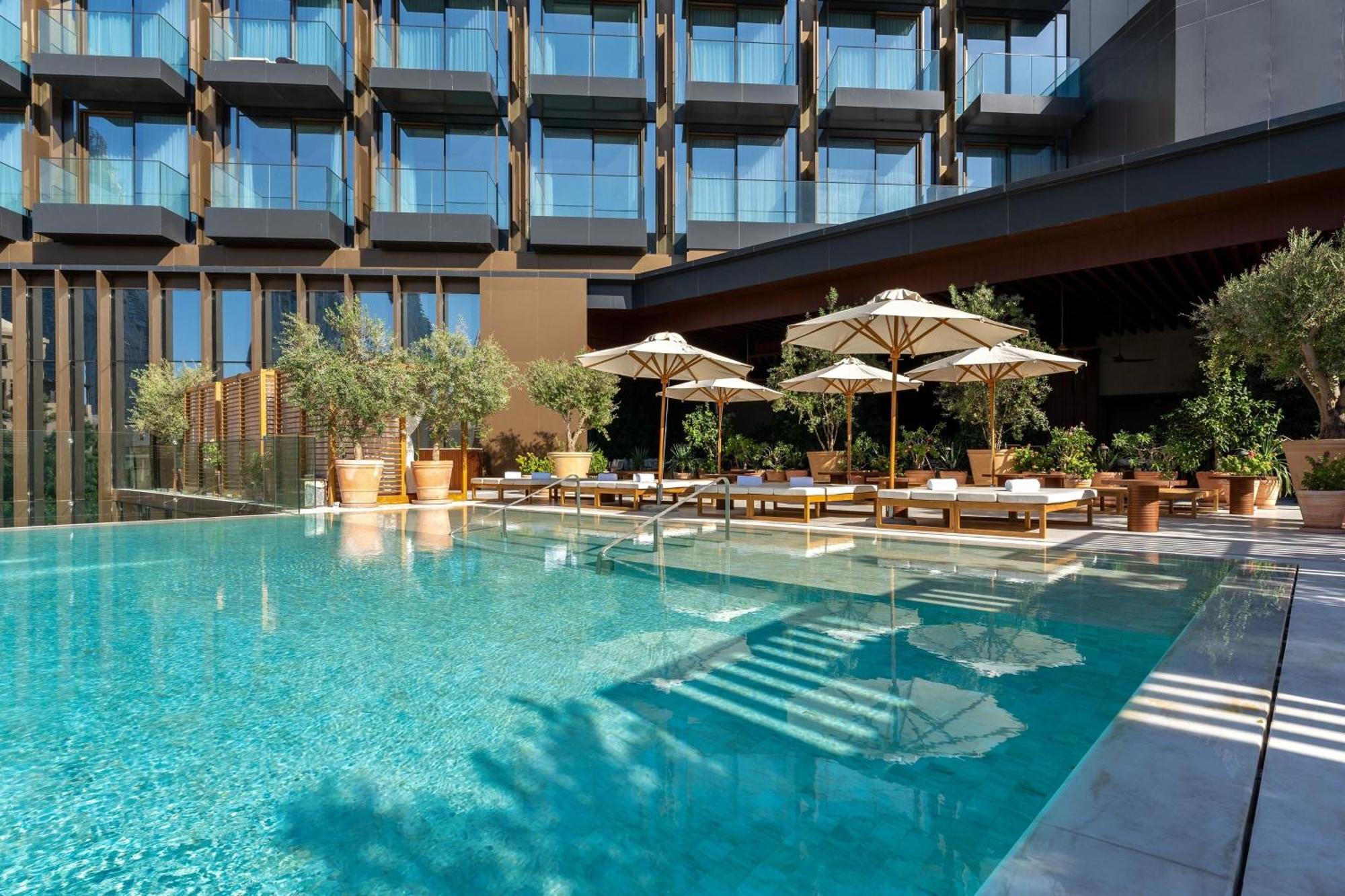 The Dubai Edition Kültér fotó The hotel's pool